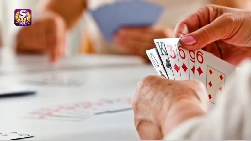 so-sanh-giua-choi-tien-len-mien-nam-online-va-offline